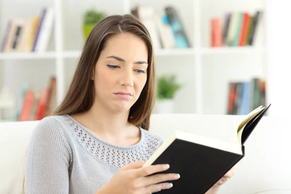 Znudzona kobieta czytanie złe książki — Zdjęcie stockowe