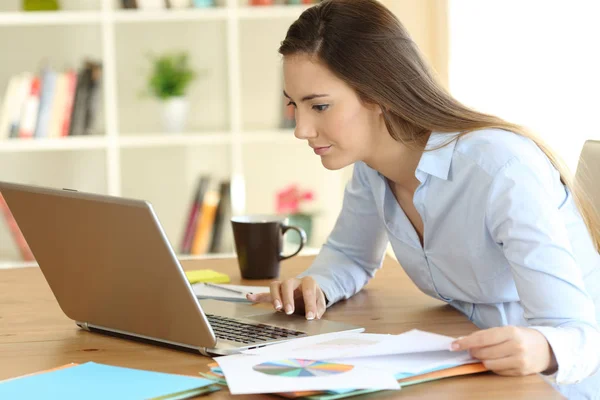 Freelancer controleren op lijn inhoud thuis werken — Stockfoto