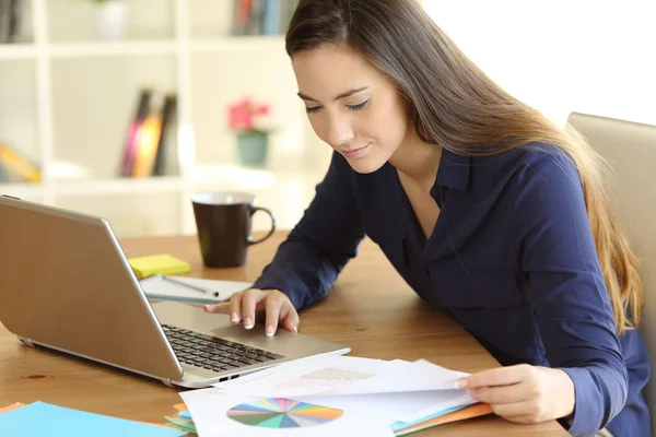 Libero professionista documenti di lettura di lavoro a casa — Foto Stock