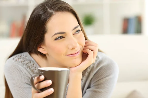 Wanita yang sedang memegang cangkir kopi melihat ke samping. — Stok Foto