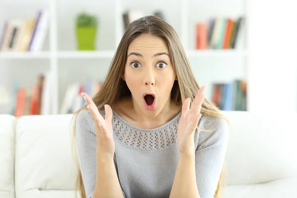 Surprised woman looking at camera at home — Stock Photo, Image