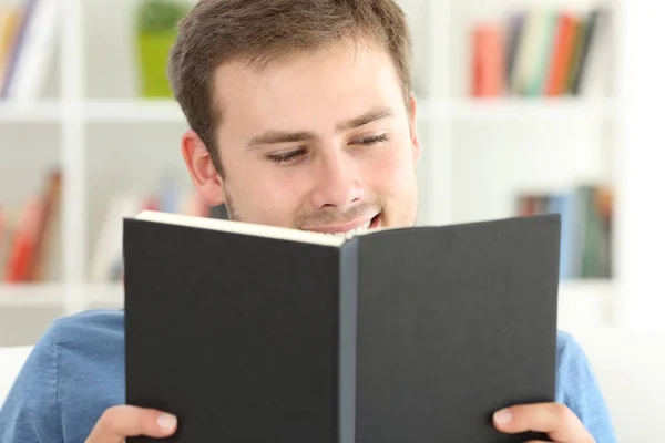 Widok z przodu człowieka, czytanie książki w domu — Zdjęcie stockowe