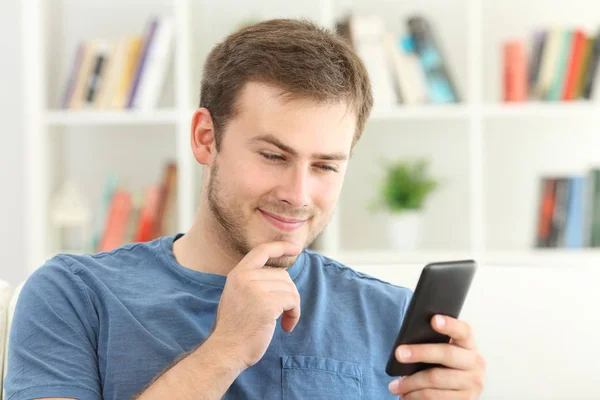 Hombre citas en línea con un teléfono inteligente en casa — Foto de Stock
