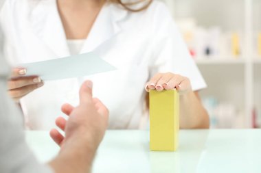 Eczacı hazırlanıyor tıp okuma tarifi