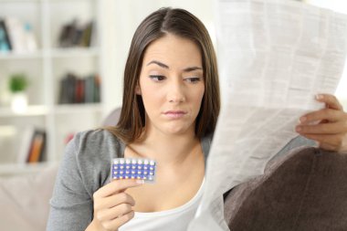 Şüpheli kadın doğum kontrol hapları aldıktan sonra bir broşür okuma