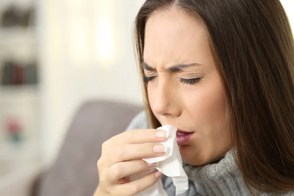 Zieke vrouw hoesten met behulp van een tissue — Stockfoto