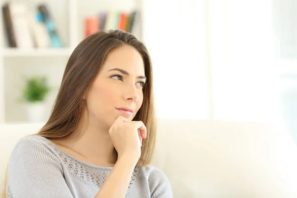 Mujer pensativa preguntándose en casa — Foto de Stock