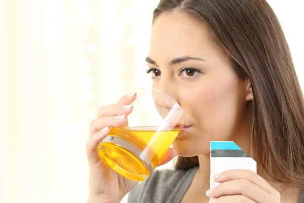 Vrouw drinken een geneeskunde — Stockfoto