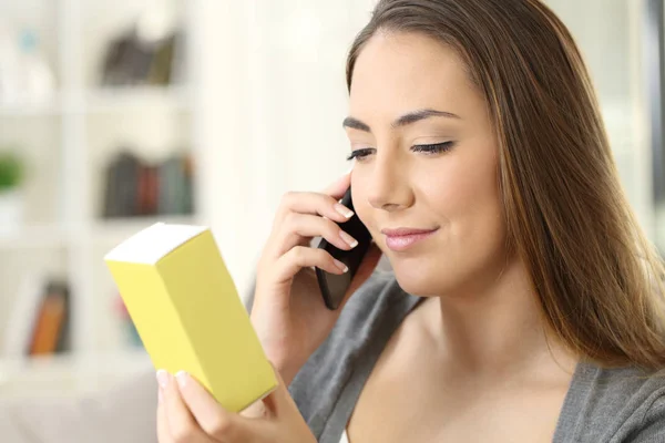 Woman requesting information about a product — Stock Photo, Image