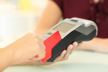 Bir dataphone bir mağaza kredi kartıyla kullanarak satıcı