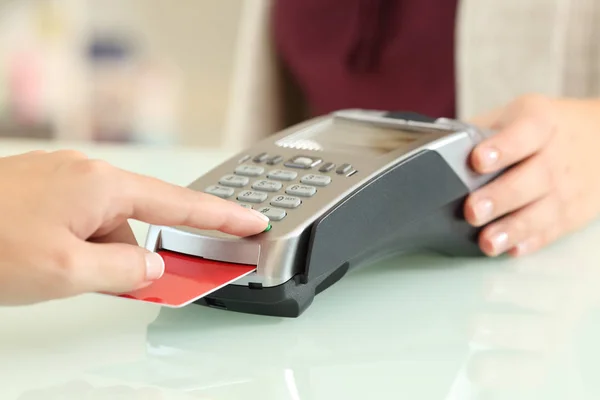 Пин-код клиента в считывателе кредитной карты — стоковое фото