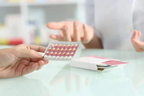 Menina comprando pílulas contraceptivas em uma farmácia — Fotografia de Stock