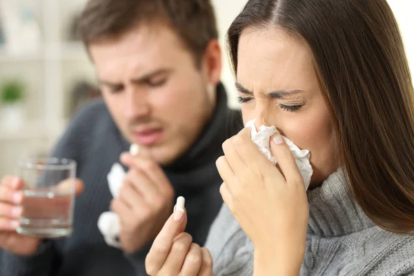 Krankes Paar hustet und nimmt Tabletten — Stockfoto