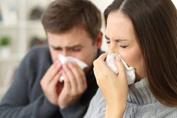 Pareja enferma tosiendo en casa —  Fotos de Stock