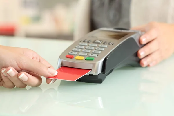 Продавец, использующий датафон для оплаты кредитной картой — стоковое фото