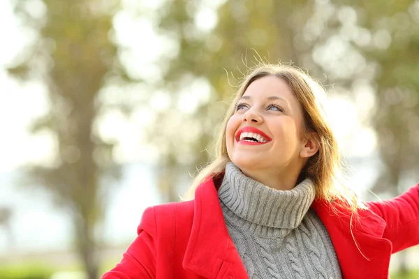 행복 한 공원에서 농담 하는 솔직 한 여자 — 스톡 사진