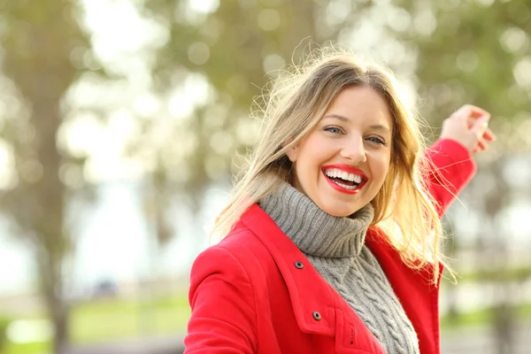 Blije schoonheid vrouw zorgeloos in de winter — Stockfoto