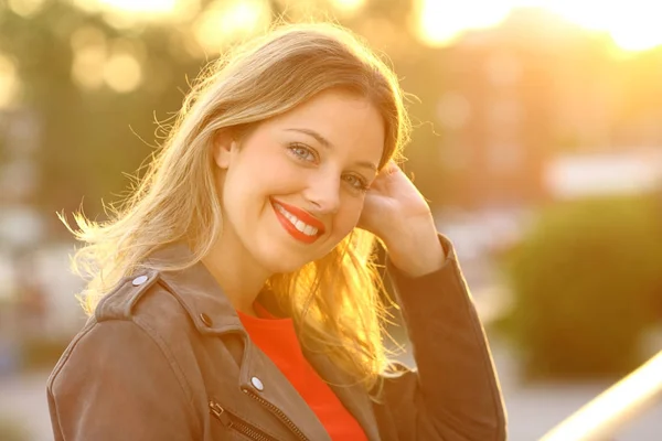 Portret van een mooie blonde vrouw bij zonsondergang — Stockfoto