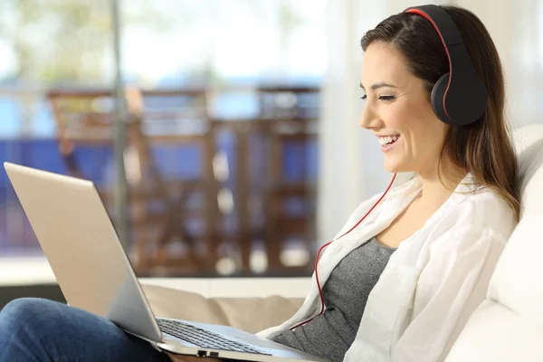 Frau sieht Medien online im Laptop — Stockfoto