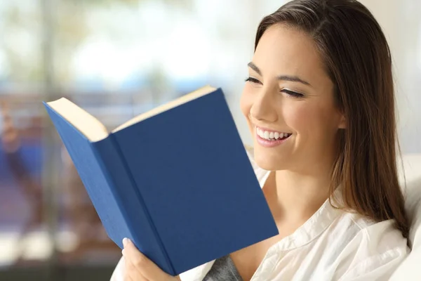 Leitor feliz lendo um livro em casa — Fotografia de Stock