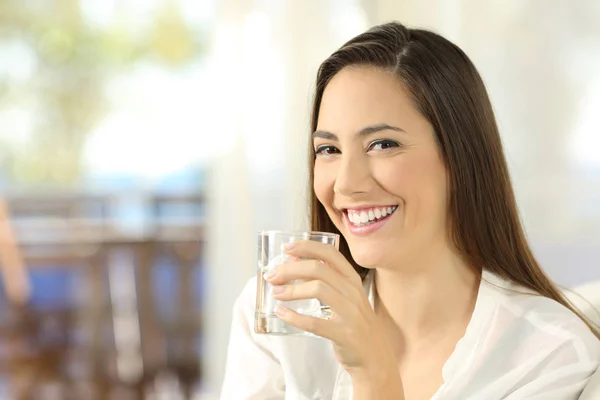 Donna felice che tiene un bicchiere d'acqua — Foto Stock