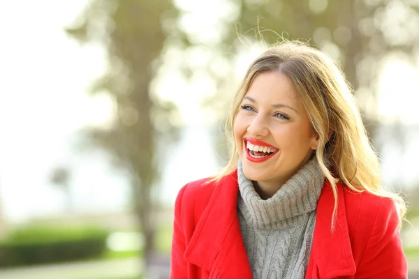 Rolig kvinna som skrattar i en park på vintern — Stockfoto