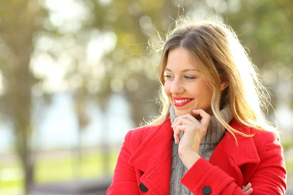 Señora pensativa mirando a un lado en invierno — Foto de Stock