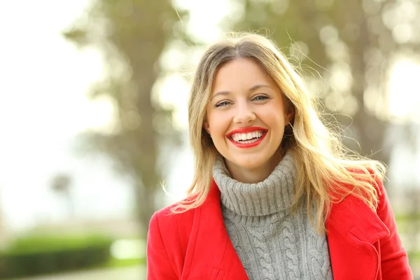 Kış aylarında kırmızı ceketli mutlu bir kadın portresi — Stok fotoğraf