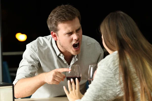 Casal irritado discutindo em um bar à noite — Fotografia de Stock