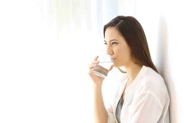 Žena pitné vody na faře ve straně — Stock fotografie