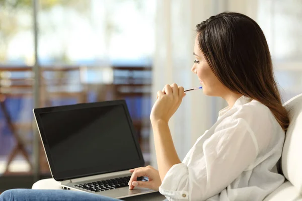 Wanita berpikir menggunakan laptop dengan layar kosong — Stok Foto