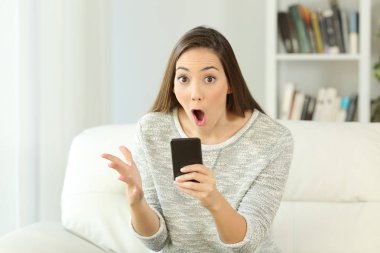 Sana bakmak bir telefon tutan sürpriz kadın