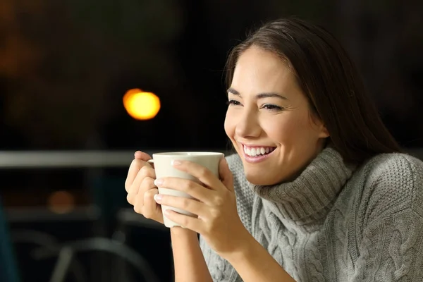 Menina feliz bebendo café à noite — Fotografia de Stock