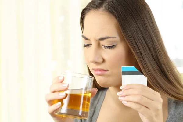 Zdegustowana kobieta przyjmuje lek z zły smak — Zdjęcie stockowe