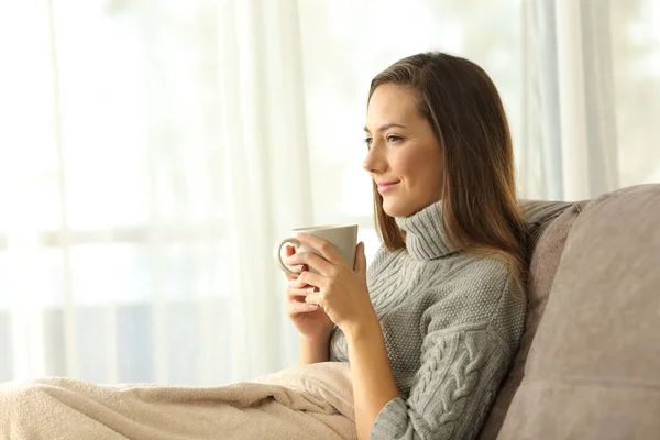 Mujer relajada pensativa sosteniendo café en casa —  Fotos de Stock