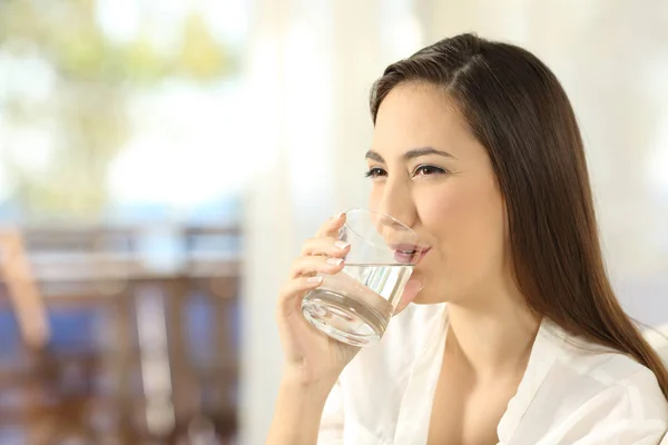Frau trinkt zu Hause Wasser im Glas — Stockfoto