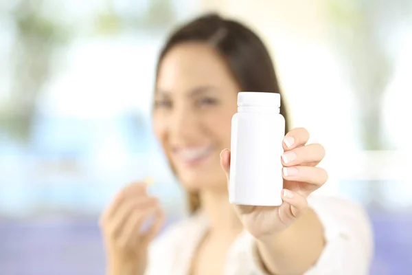 Mujer mostrando un frasco de pastillas —  Fotos de Stock