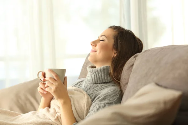 Mujer relajándose en casa sosteniendo una taza de café —  Fotos de Stock