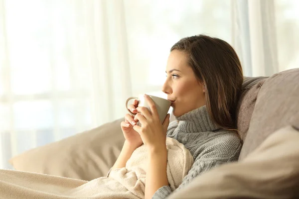 Mujer relajante en casa bebiendo café — Foto de Stock