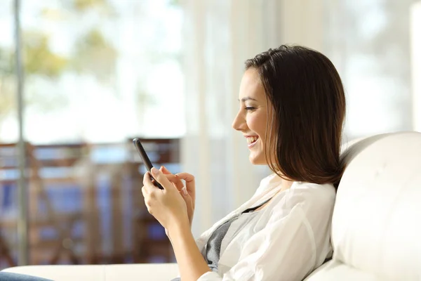 Mulher usando um telefone inteligente em um apartamento de luxo — Fotografia de Stock