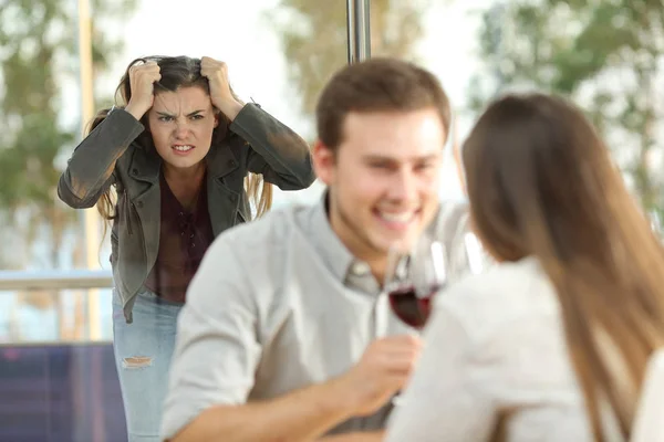 Disloyal boyfriend caught by his angry girlfriend — Stock Photo, Image