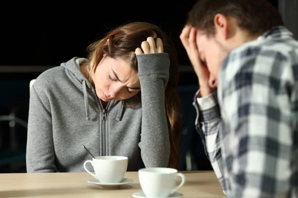 Triste pareja de adolescentes en un bar — Foto de Stock