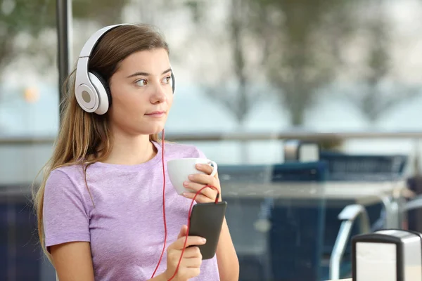 Hallgató-hoz zene, bár komoly tinédzser — Stock Fotó