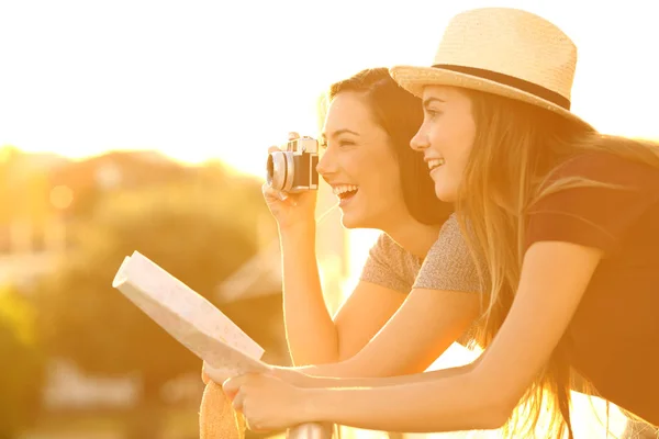 Två turister fotograferar från en hotel balkong — Stockfoto