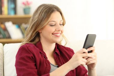 Mutlu kadın evde bir akıllı telefon sohbet