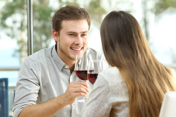 Casal namoro beber vinho em um restaurante — Fotografia de Stock