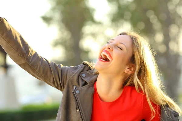 O femeie amuzantă râzând și glumind într-un parc — Fotografie, imagine de stoc