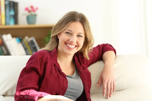 Propietario feliz posando en un sofá — Foto de Stock