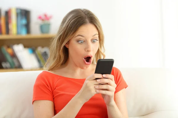 Sorpreso ragazza guardando contenuti smart phone — Foto Stock