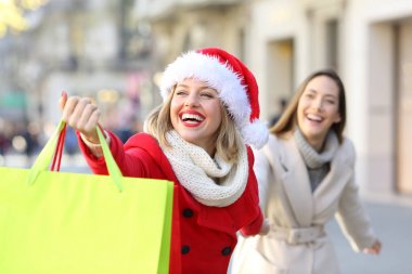 Noel alışveriş caddesi üzerinde alışveriş